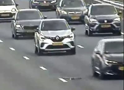 Gesloten rijstroken en auto’s met lekke banden op snelweg door ijzeren voorwerpen