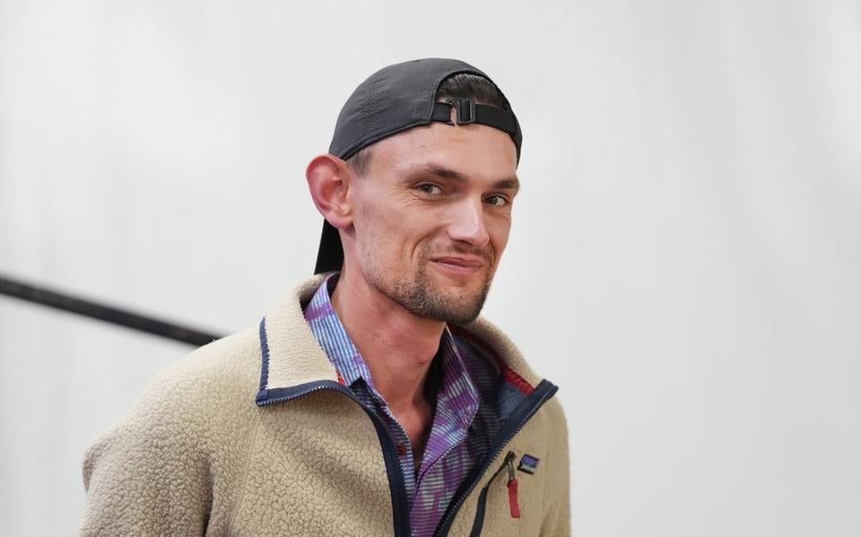 Uit de kast komen, jezelf ontdekken: wat doet dat met de achterblijvende partner? Romke Gabe (36) maakt er een voorstelling over