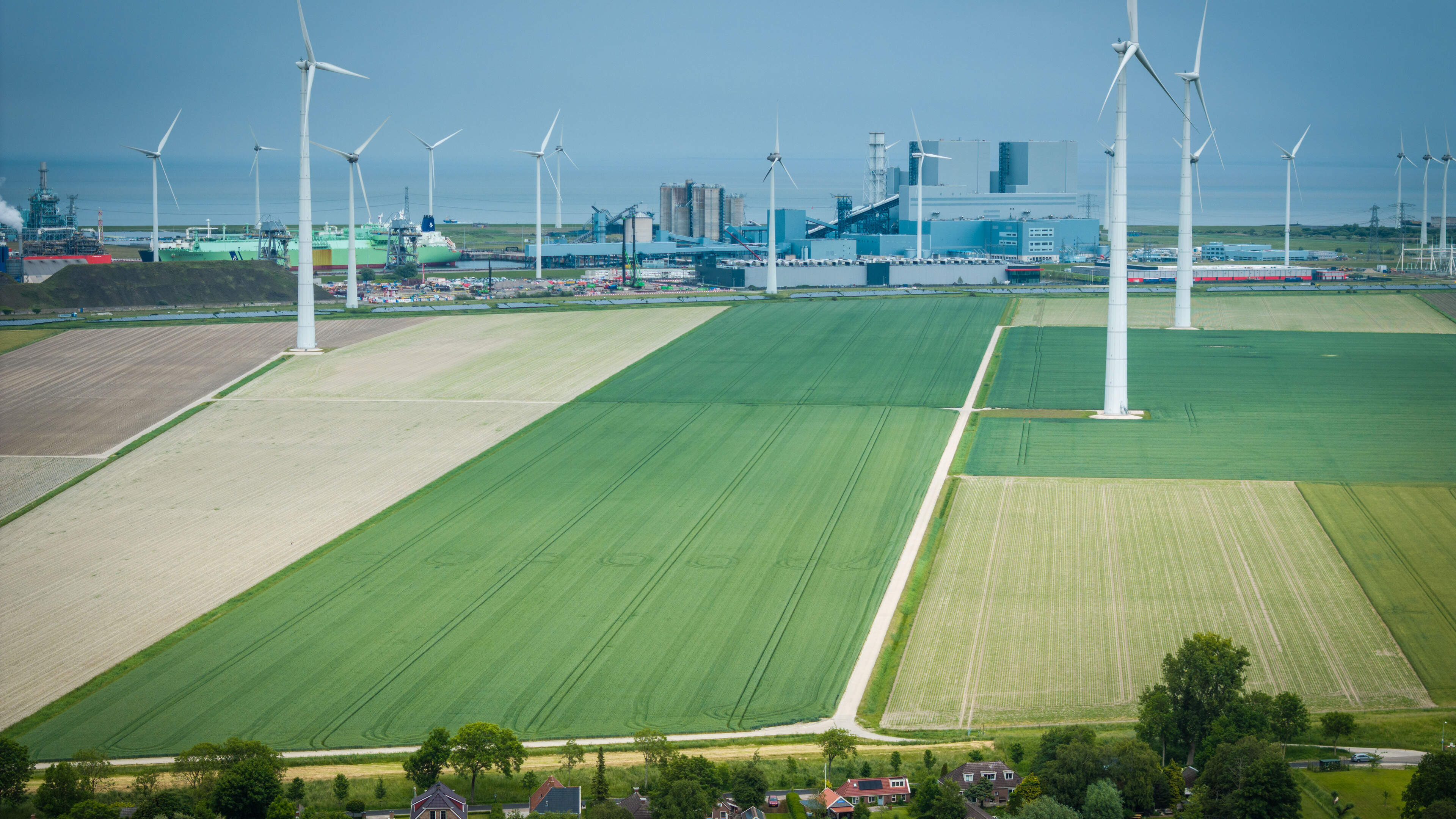 Eemshaven vijftig jaar na komst Borkumlijn strategisch onmisbaar: ’Toegangspoort voor elektriciteit en internetverkeer’
