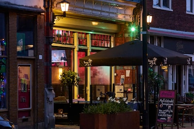 Scherm op straat, statafels op de stoep: dit café in Zutphen wil het WK groots vieren