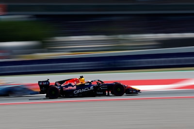 Max Verstappen sluit aan, spannende strijd om poleposition van start