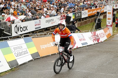BMX’ster Renske (22) uit Nuland pakt eerste wereldbekerzege na flinke klap: ‘Je hoofd, daar heb je er maar eentje van’
