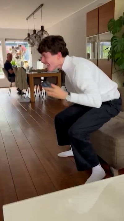 Van deze video word je vrolijk! Dolblije scholieren horen dat ze zijn geslaagd