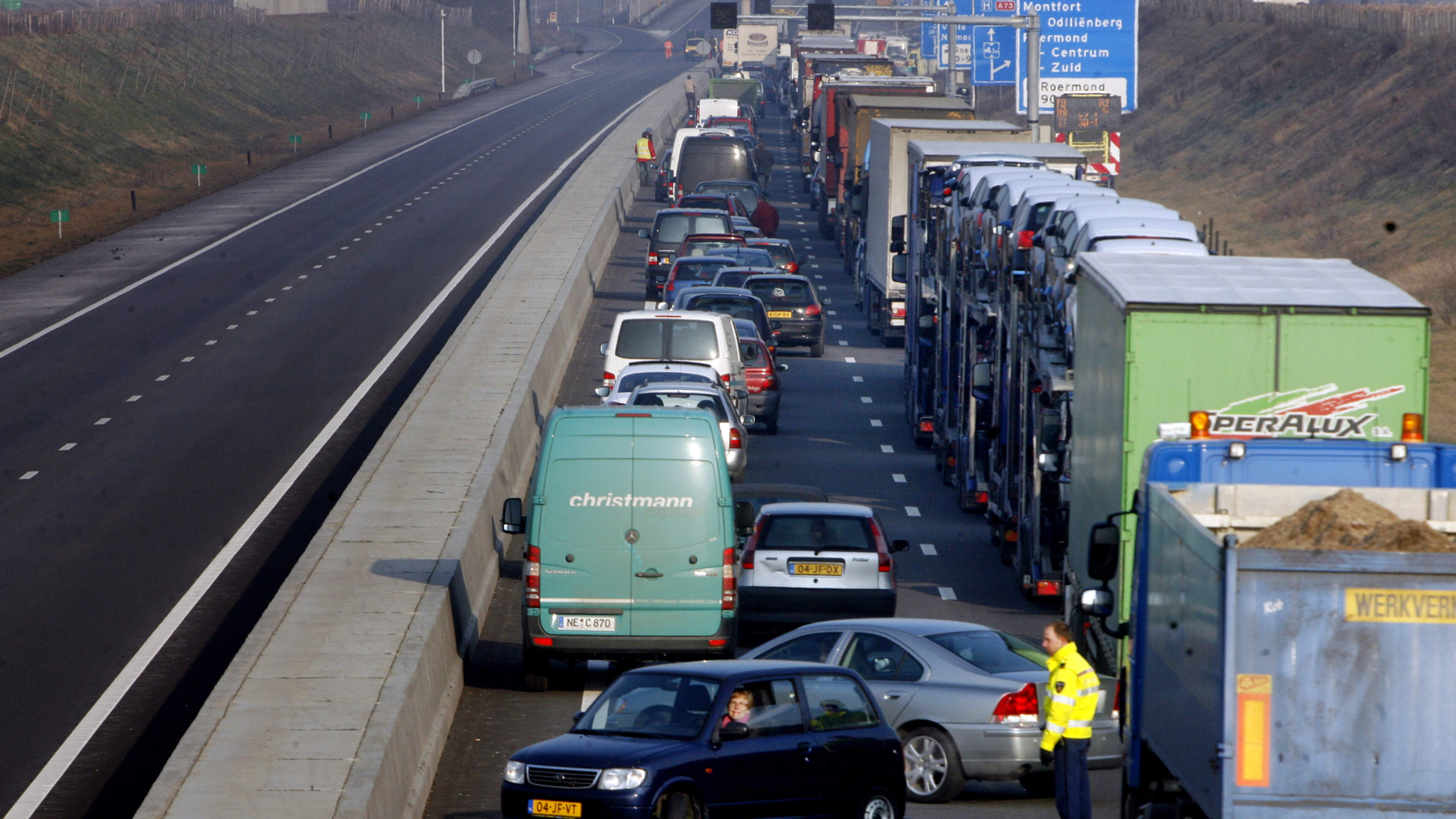 Afsluiting A2 leidt tot verkeerschaos: kilometerslange files rond Roermond, ook verkeer naar Maaseik muurvast