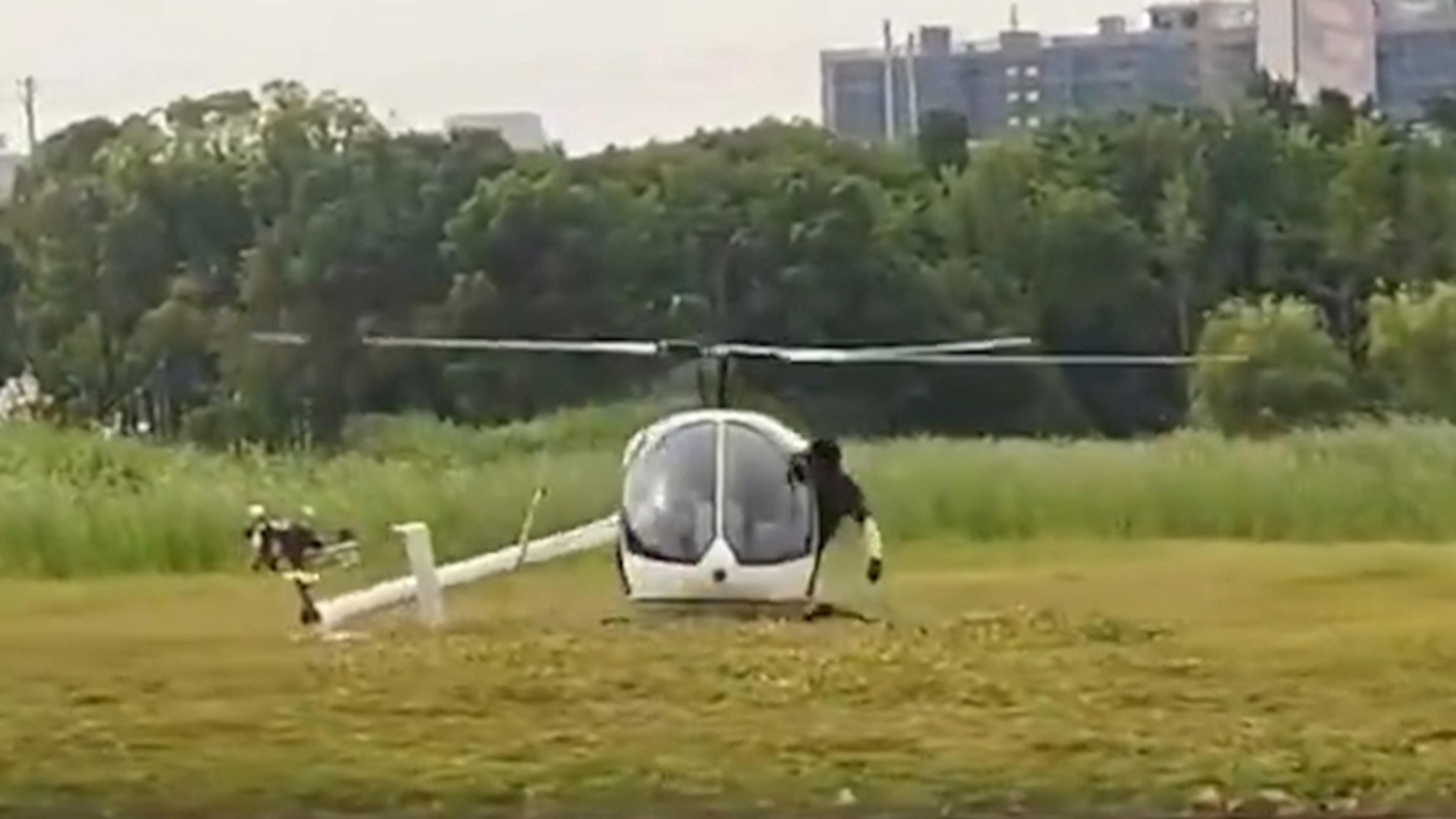 Helikopter draait rondjes in China: inzittenden door cockpit geslingerd
