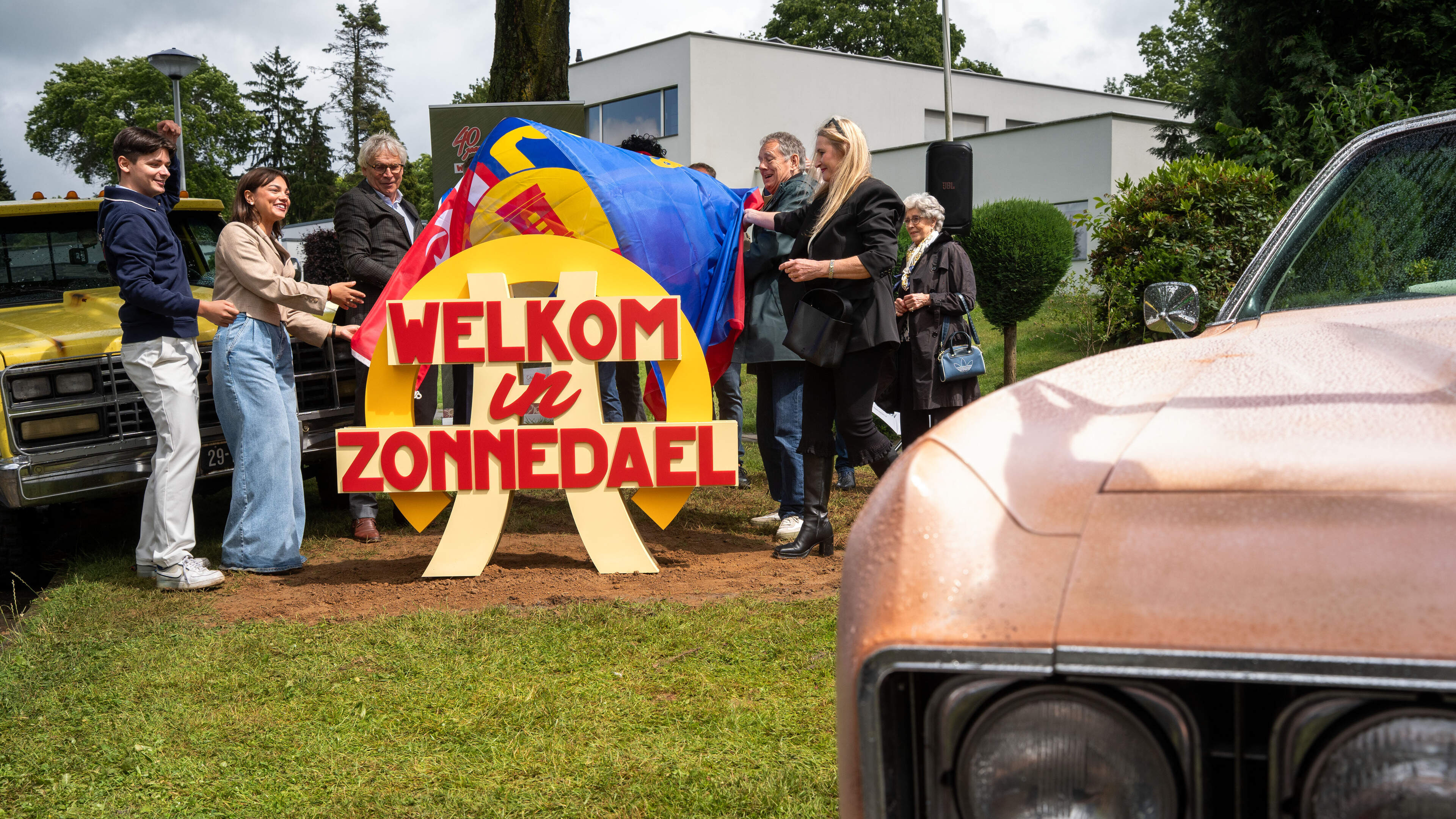 Flodder komt weer helemaal tot leven in Sittard met Zonnedael-bord als permanent aandenken: ‘Johnny deed dutjes in mijn serre’