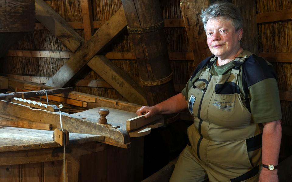 Marga (69) uit Emmen houdt eeuwenoud molenaarsvak springlevend. ‘Goed dat meer vrouwen voor dit traditionele beroep kiezen’