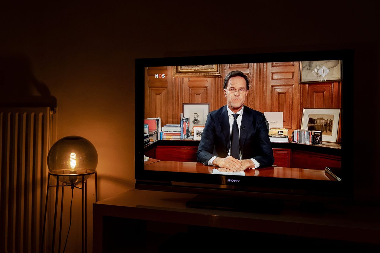 Hoe ondervraag je oud-premier Mark Rutte? ‘Hou hem bij de les’ en laat je niet met complimentjes inpakken