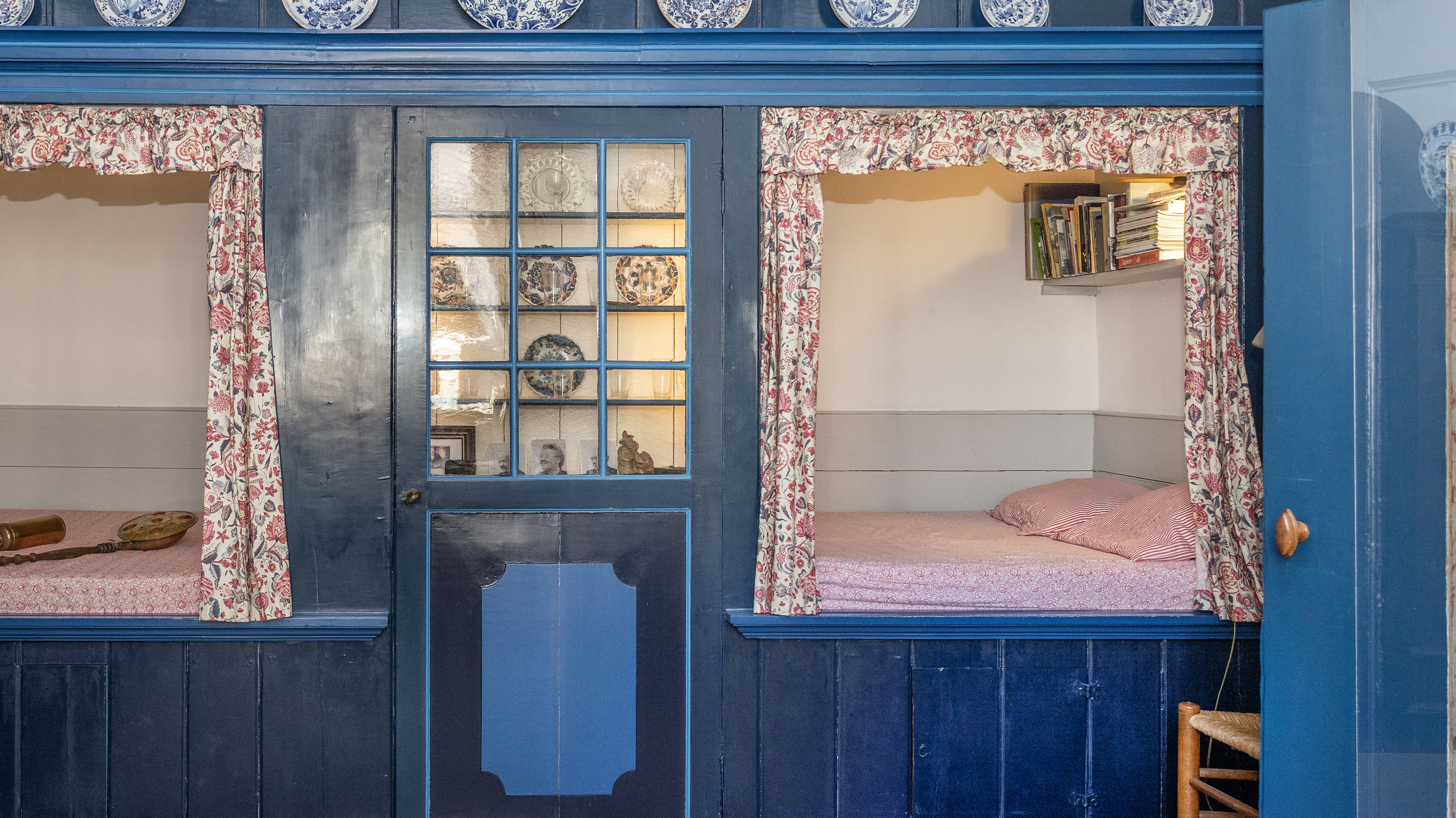 De luxe van een walvisvaarder op Texel. In de bedstedes van ’t Walvisvaarders Huisje wordt nog steeds geslapen