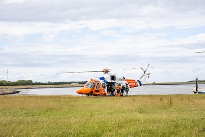 Tien wadlopers door helikopter uit water gehaald, nu veilig op Ameland
