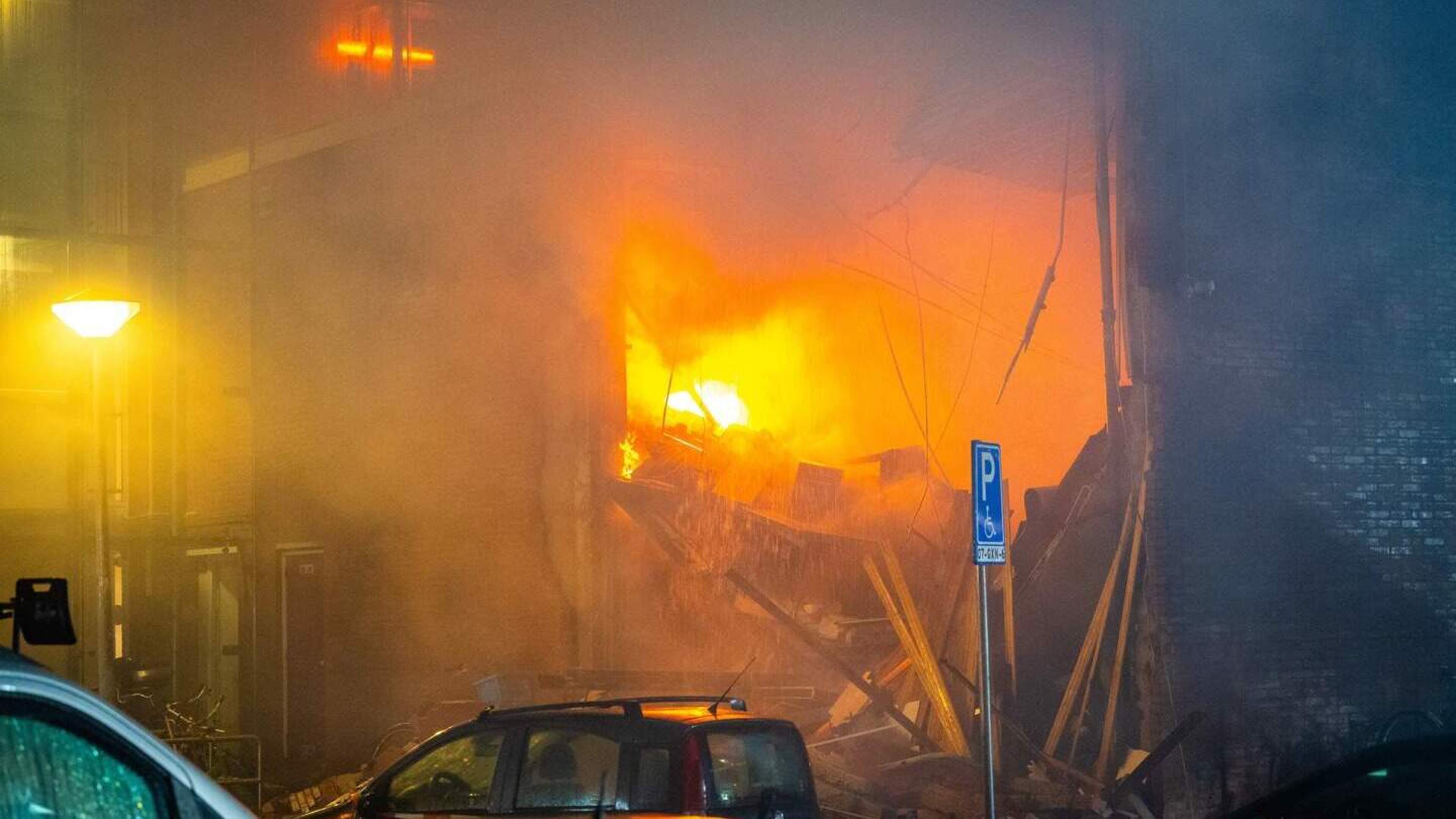 Meerdere personen aangehouden om explosie in Amsterdam, hulpdiensten blijven zoeken