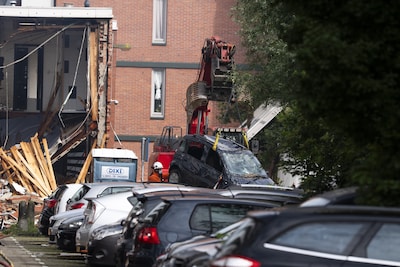 LIVE Explosie Amsterdam | Mogelijk nog explosieven bij flat, hulpdiensten houden rekening met meer mensen onder puin