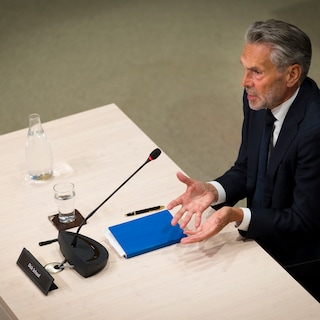 Oud-premier Dick Schoof blikt terug op coronacrisis: ‘We waren deels het contact met de samenleving kwijt’