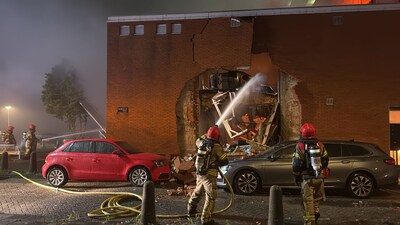 Minstens zeven gewonden door explosie en brand bij fitnessstudio onder flat in Amsterdam, 400 mensen geëvacueerd