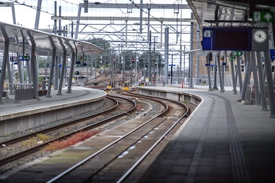 Treinen stil in randstad door brand in transformatorstation, reizigers uit treinen geëvacueerd