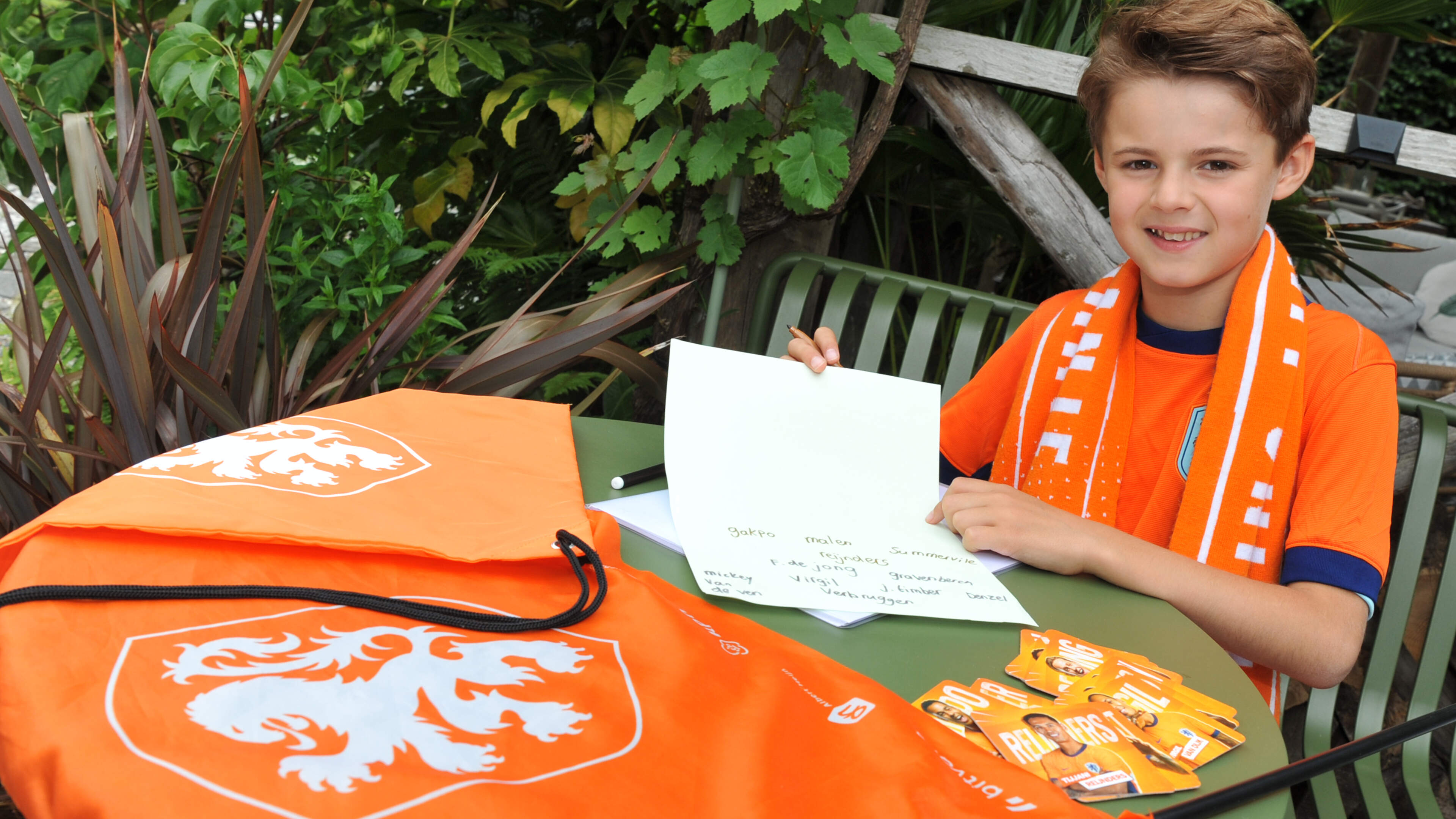 Stijn (10) over Oranje: ’Laat Memphis Depay maar achter in zijn hotelkamer’