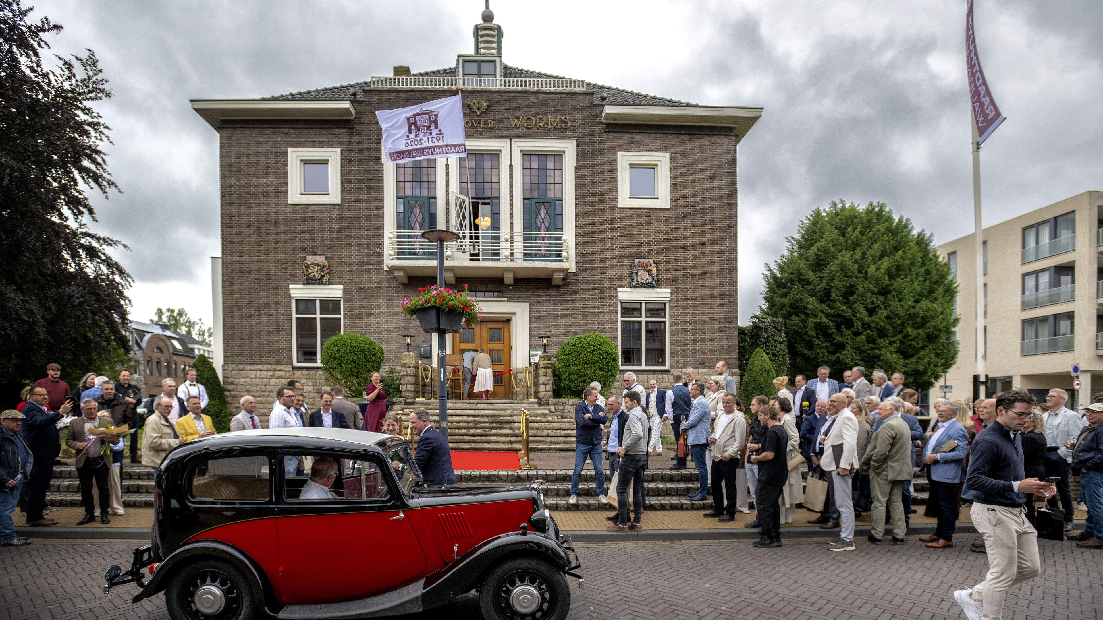 Stadhuis Waubach in originele stijl hersteld en officieel heropend: ‘Ik droom van een koffiezaakje op de plek waar vroeger het loket was’