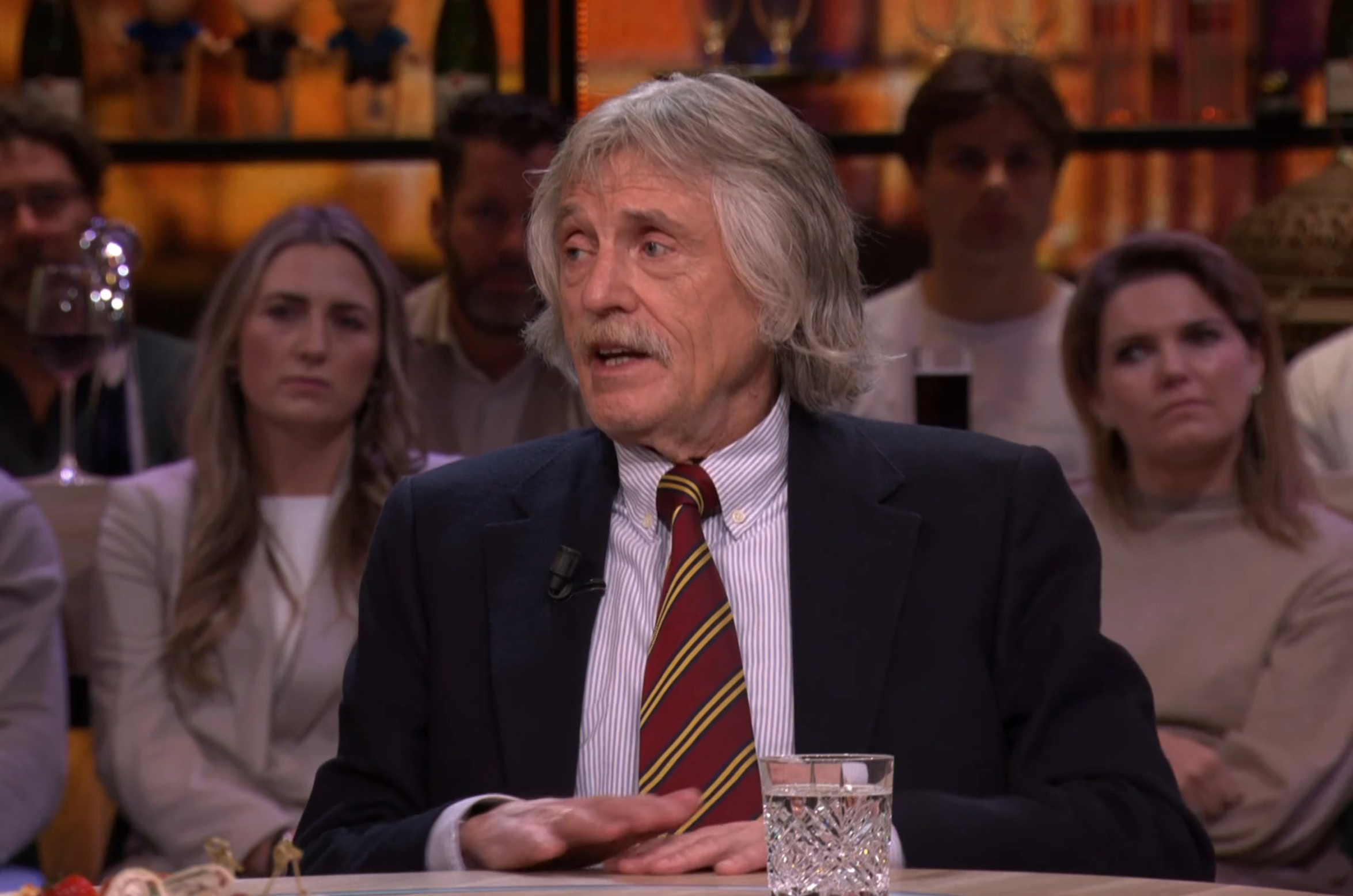 Johan Derksen (77) loopt van tafel weg in Vandaag Inside Oranje: ‘Mijn vrouw belt’