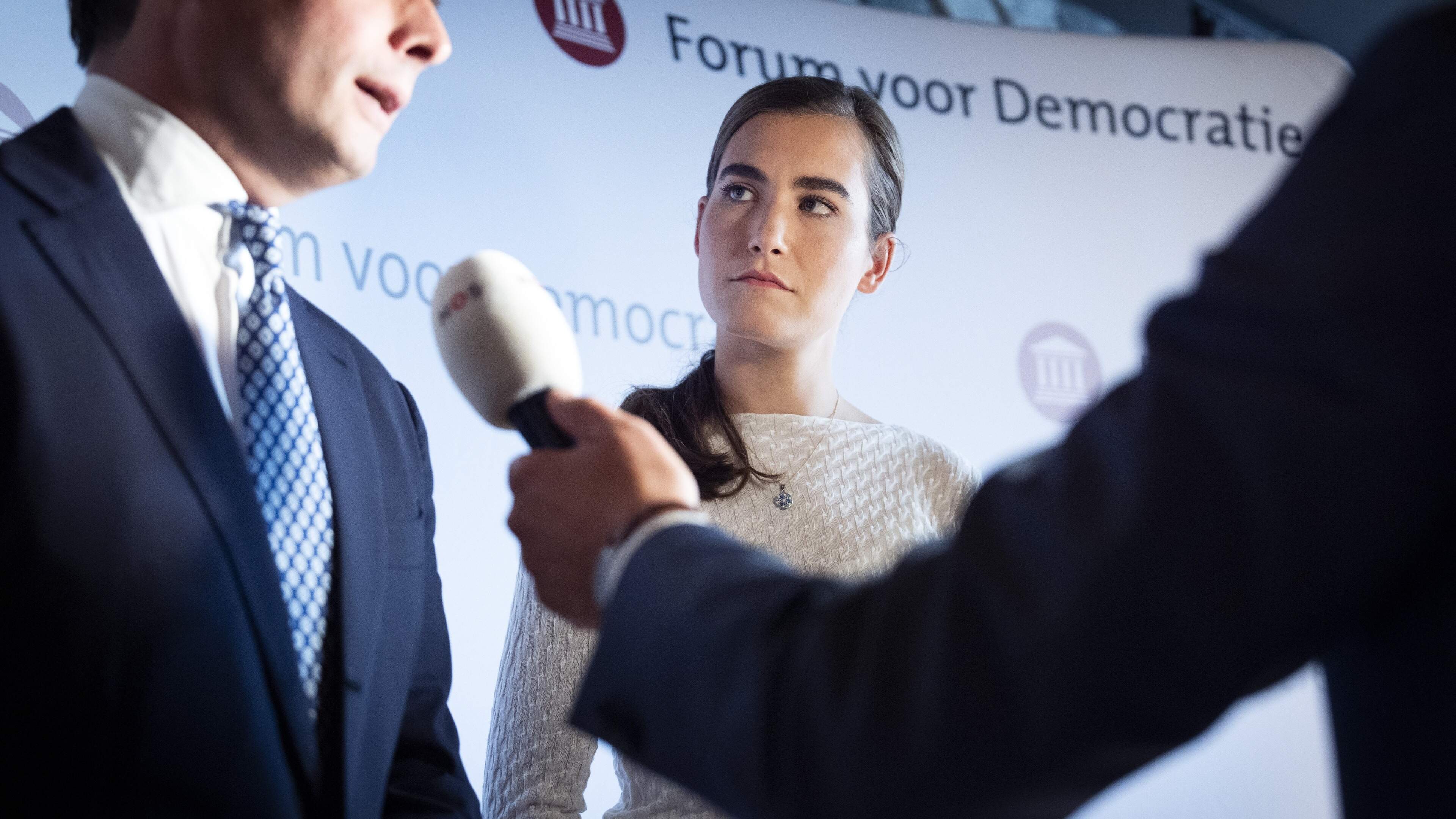 Forum lijkt op nazipartij als aangelengde whisky: je proeft bepaalde tonen, maar de kater is van een heel andere orde