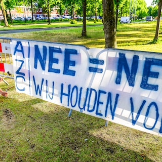 Opnieuw vernielingen bij gemeentehuis van Wijk bij Duurstede bij betoging tegen opvang asielzoekers