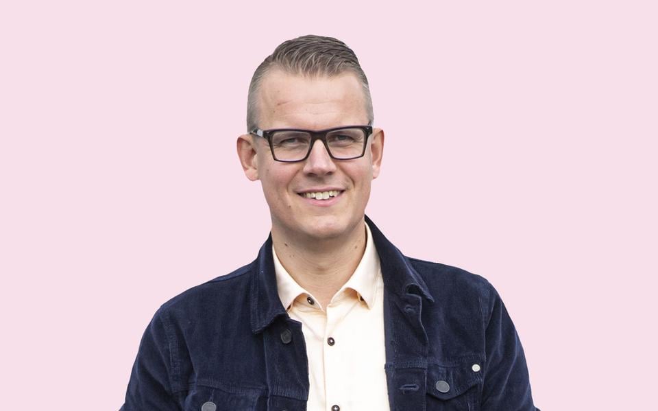Het beeld van de paraplu die, gegrepen door een windvlaag, plots trechtervormig wordt, is van een klassieke schoonheid | column Wieberen Elverdink