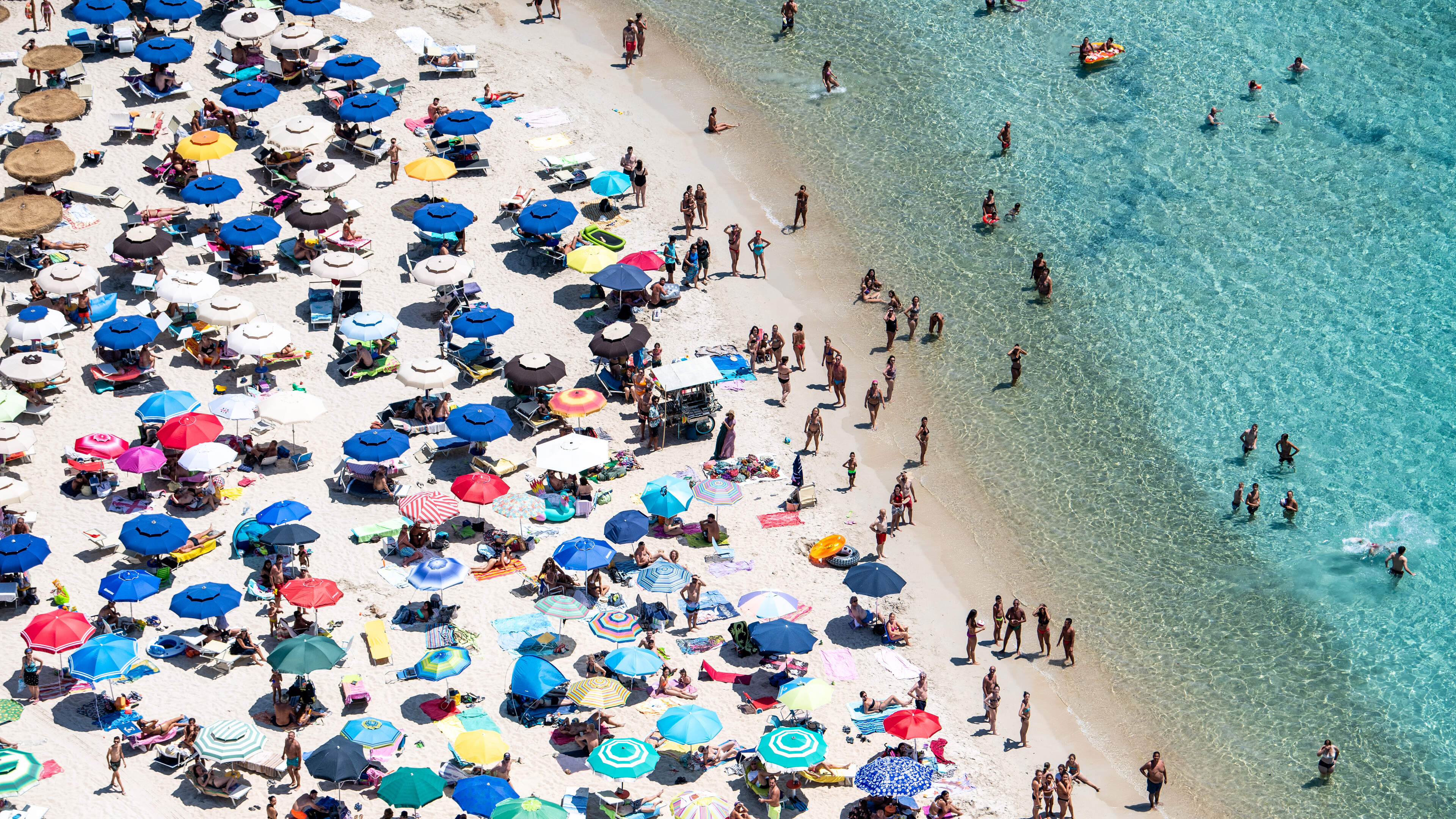 Strand op Sardinië treft twee héél onpopulaire maatregelen: ’Dit lijkt op diefstal!’