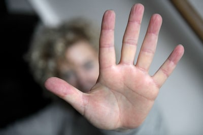 Man (43) uit Eindhoven grijpt ex bij keel tijdens peuterzwemmen in Geldrop: ‘Ik zie hem nóg op me afkomen’
