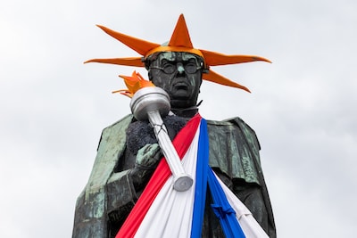 Oranje vrijheidsbeeld torent uit boven Twents landschap