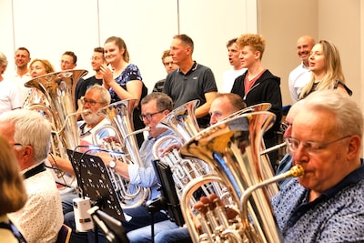 Na een biertje aan de bar staan fanfare, popkoor én gilde nu samen in de wei voor een midzomerfeest