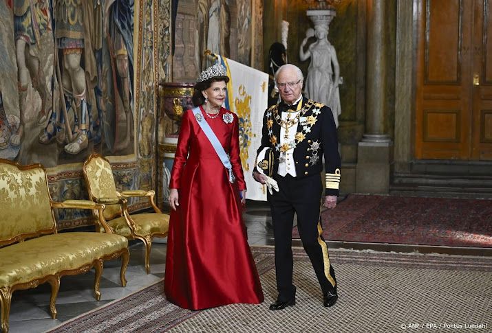Zweeds koningspaar ontvangt kandelaar voor gouden huwelijk
