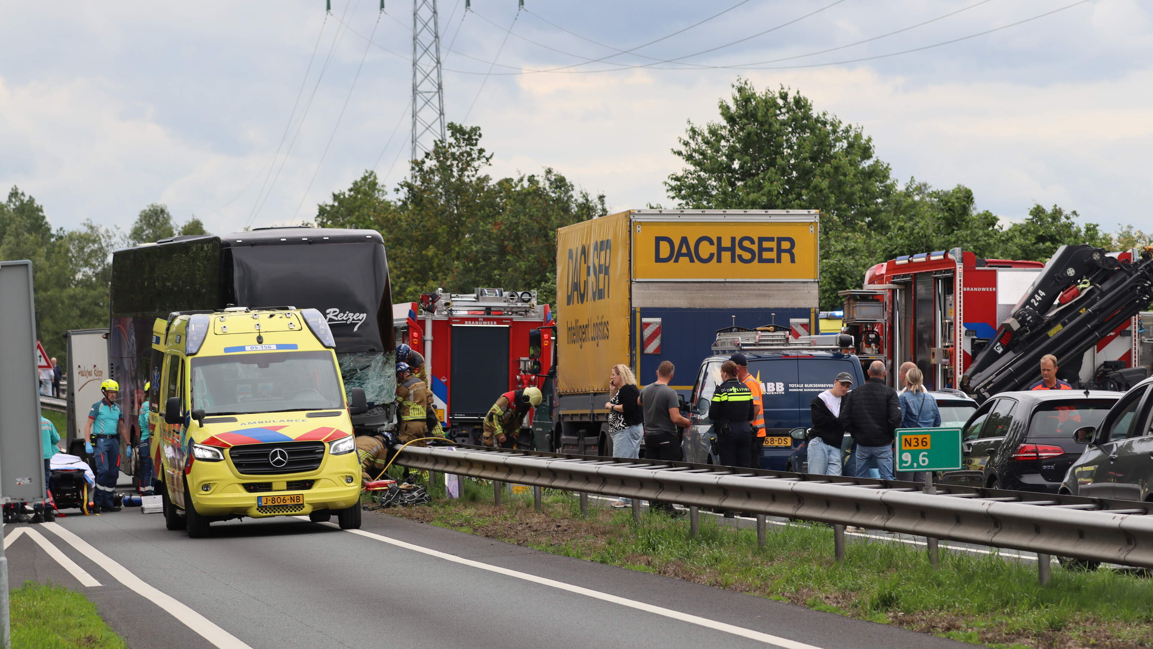 Inzittende auto overleden na aanrijding met touringcar in Almelo