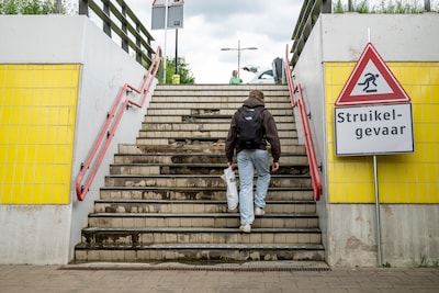Struikelgevaar bij verwaarloosde trap station Rijssen: gemeente belooft snel beterschap