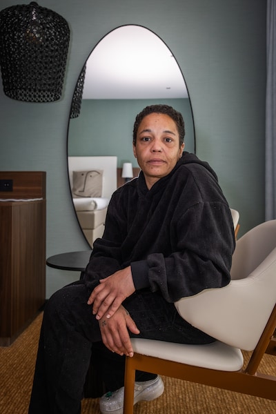 Aissah (45) trok een jongen met smeulende kleren uit verwoeste sportschool in Osdorp: ‘Sommigen zeiden dat ik gek was’