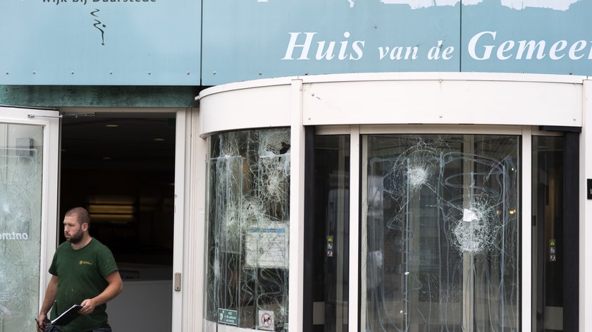 Opnieuw vernielingen bij gemeentehuis van Wijk bij Duurstede bij betoging tegen opvang asielzoekers