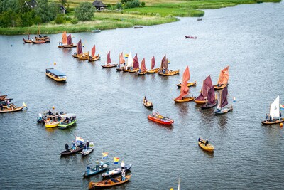 Jeroen puntert zijn vader Jan (65) voor het laatst door Giethoorn: ‘Hij hield van de rust op het water’
