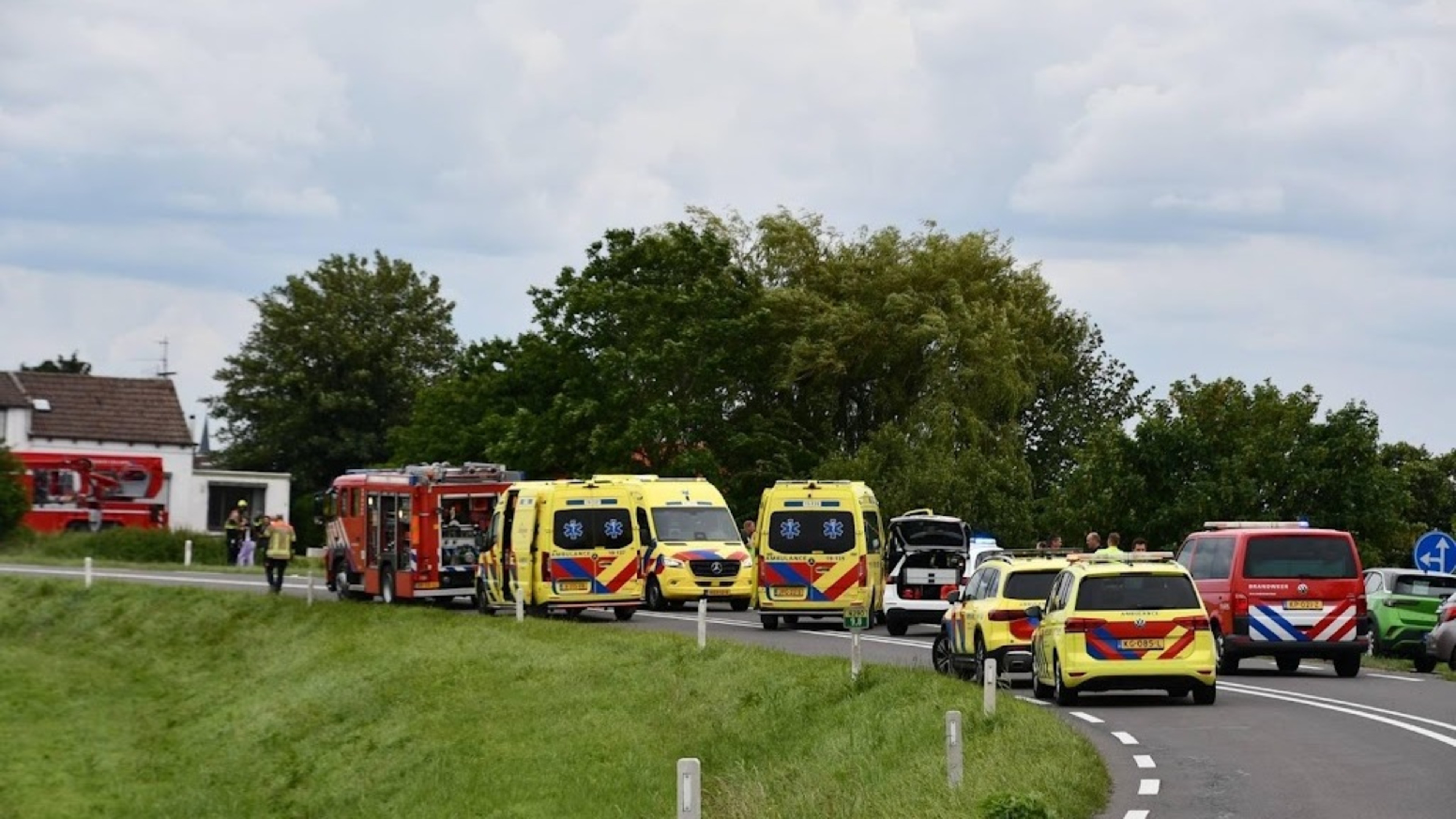 Bloemen op plek van ongeluk omgekomen kinderen in Zeeland