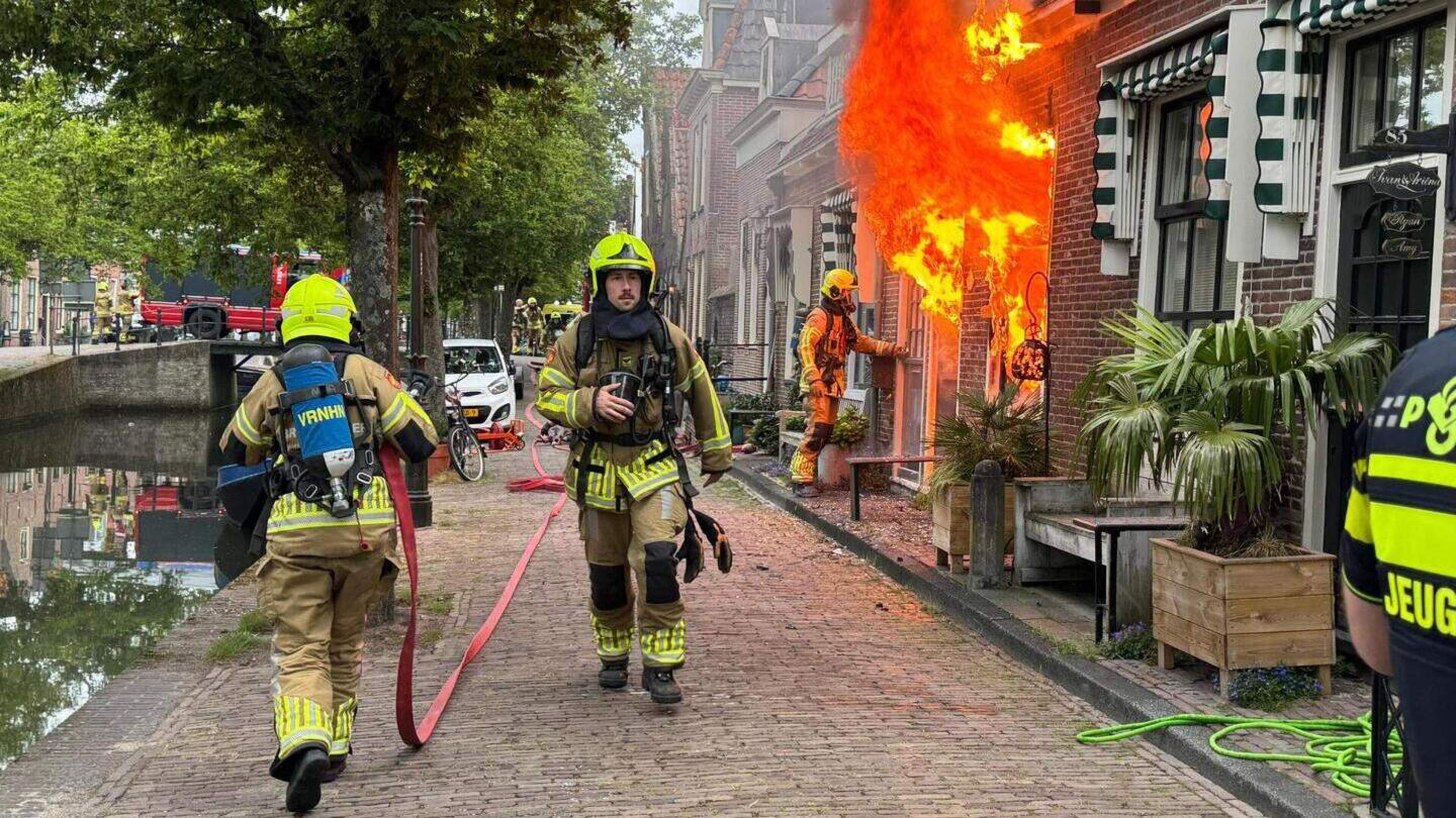 Jobje en Ivan schreeuwen en bonken buurman uit bed bij grote brand in Enkhuizen: ’Als ik niet wakker was geweest, had de buurman het niet overleefd’