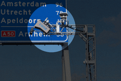 Nieuwe camera boven de A1 valt automobilisten op: hij flitst niet, maar heeft een ander doel