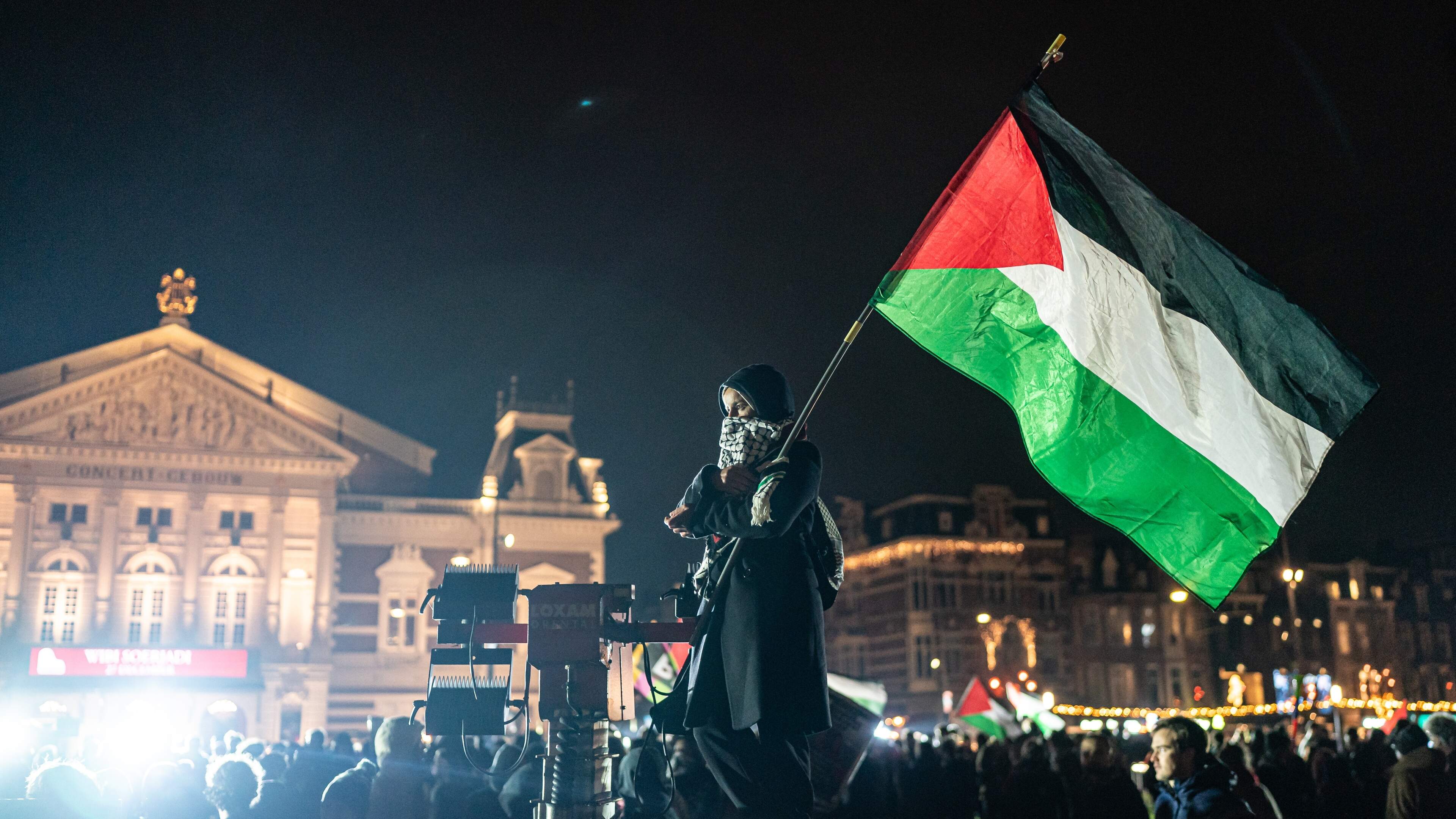 Amsterdamse raad omarmt ’tandeloos deugvoorstelletje’ tegen Israël