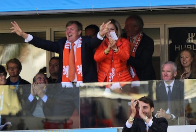 Koning juicht voor Oranje en Curaçao: ‘Maar ga niet een van die 18 miljoen bondscoaches worden’