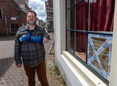Raadslid Patrick zwaait zijn bezoek uit, een tel later is hij levensgevaarlijk gewond