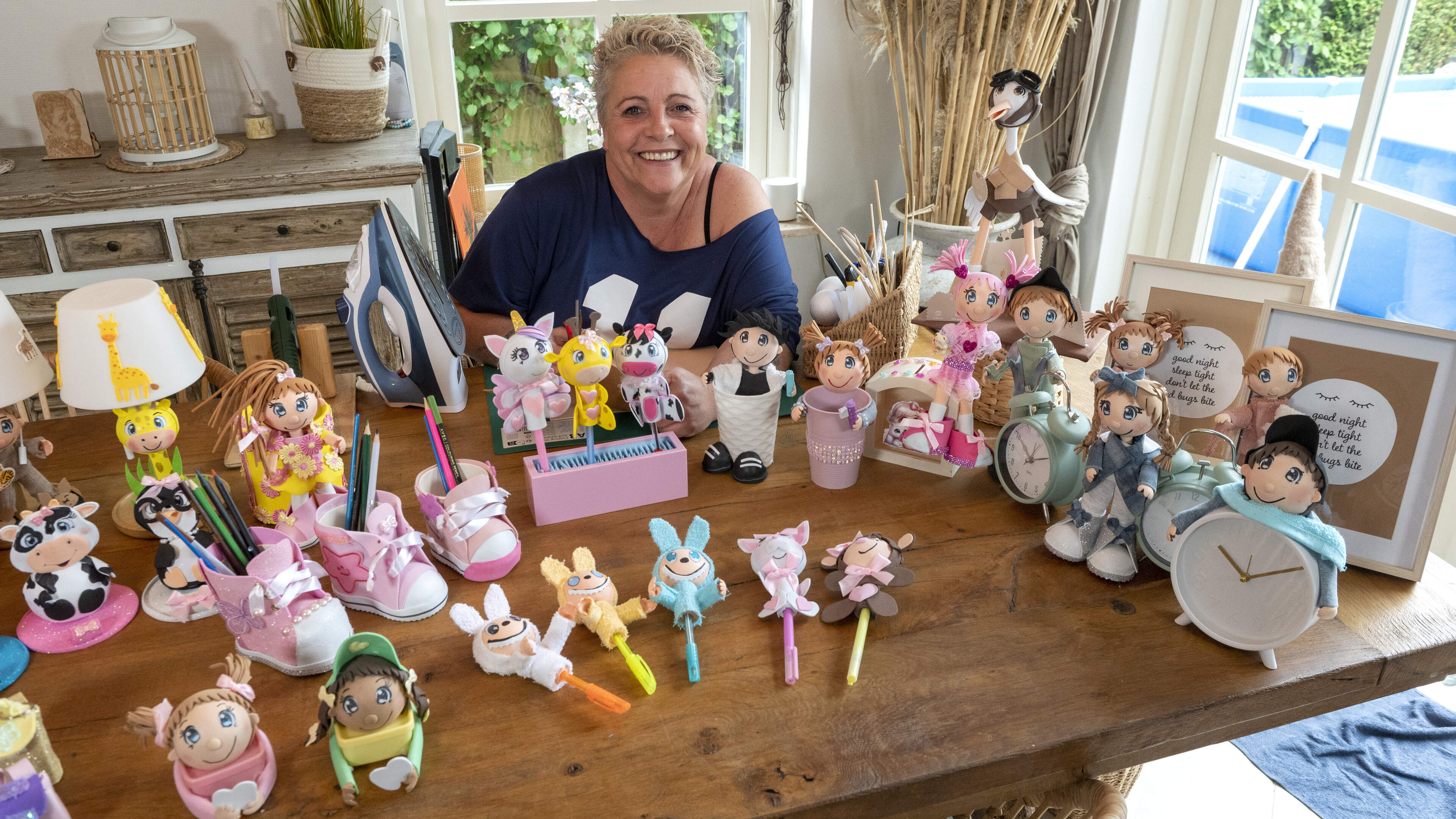 Silvia reist braderieën af met eigen foam-poppetjes: ’Ik heb me weleens vergist in een braderie of markt’