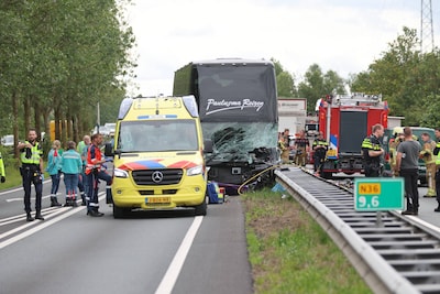Dode en zwaargewonde bij ongeluk tussen auto en touringcar op N36