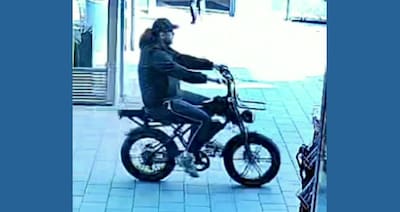 Politie zoekt scheurende fatbiker in winkelcentrum in Zwolle na mishandeling van man (63)