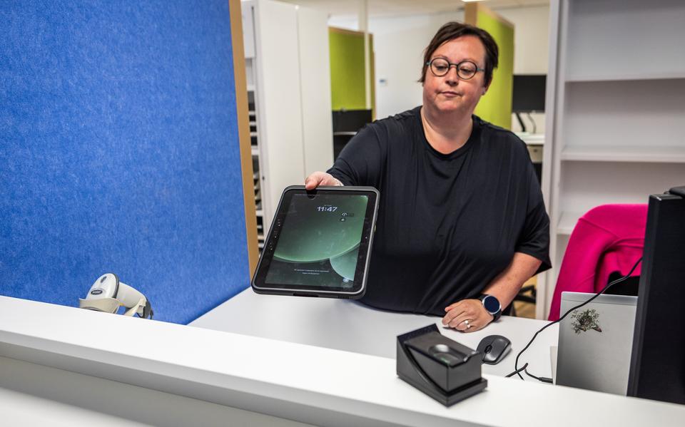 Asiel starten op een tablet: een kijkje achter de schermen bij de IND in Ter Apel. ‘Het is snel, maar er zijn risico’s’
