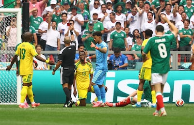 LIVE WK voetbal | Mexico verdubbelt voorsprong tegen tiental Zuid-Afrika, Raúl Jiménez in tranen na treffer