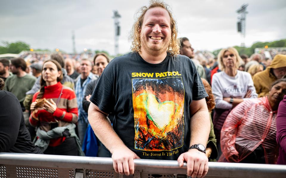 Superfan Tim (34) uit Duitsland staat om half negen al bij de hekken van het Stadspark voor Snow Patrol. ‘Vanochtend, hè’