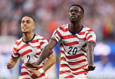 Feest in Los Angeles: gastland VS dendert in openingsduel over onmachtig Paraguay heen