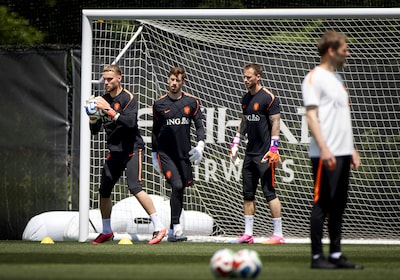 Doelman Bart Verbruggen op besloten training van Oranje voor duel met Japan