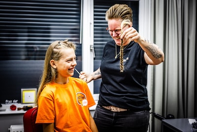 Sep (12) werd vaak voor meisje aangezien door lange haren, nu helpt hij kinderen met kanker